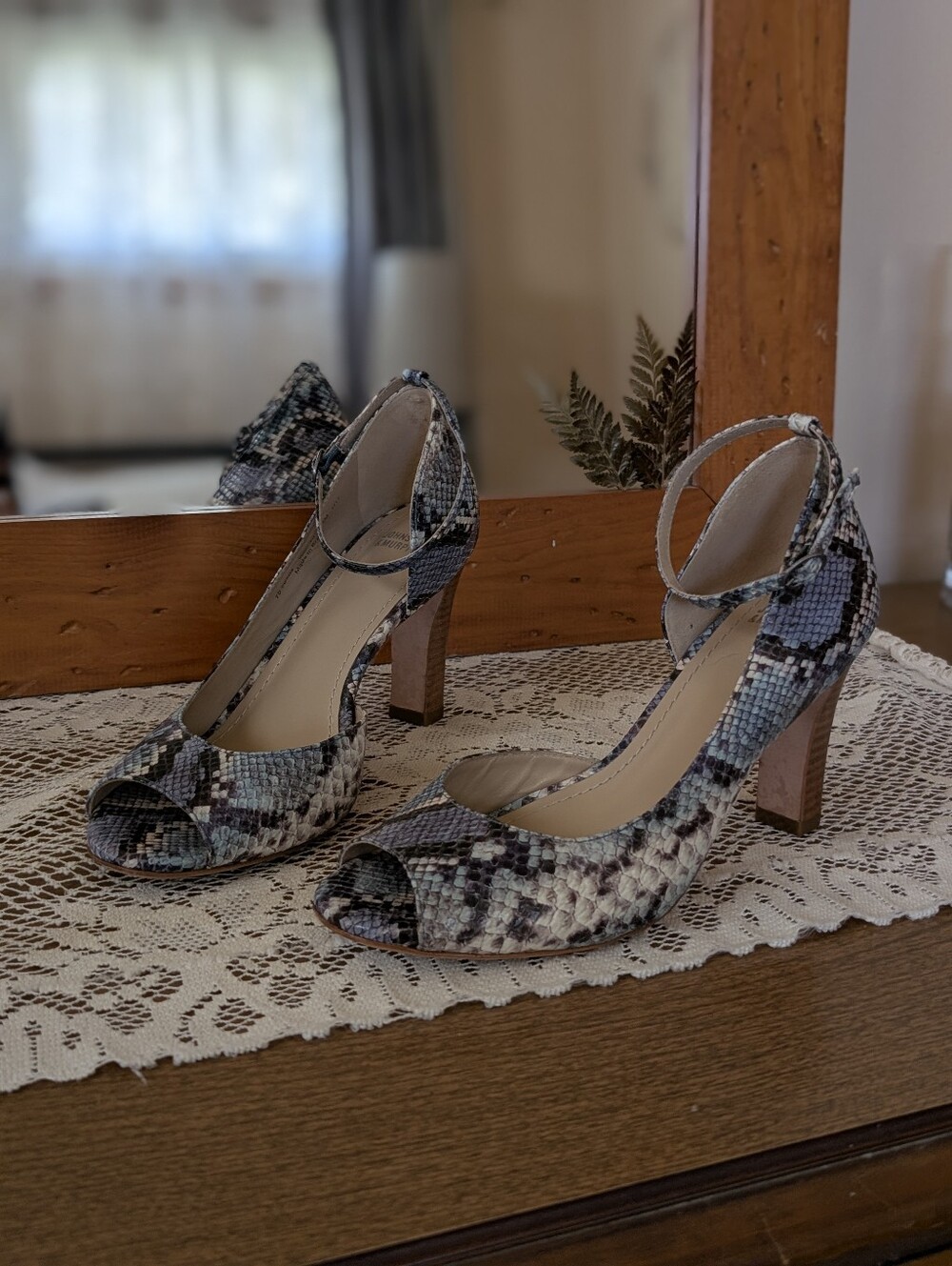 Johnston & Murphy Women's Size 7.5M Ankle-Strap Peep-Toe Heels in Snake Print